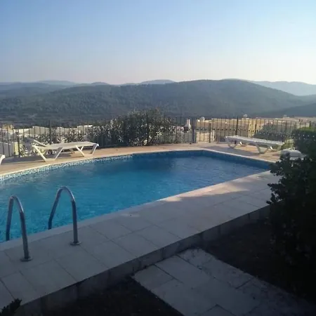 Stunning 4 Bedroom Private - With Pool *